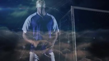 Erkek futbolcu hazırlanıyor, rakip olarak atlıyor, gece ağı çizgilerinin altında gol atıyor. Atletik, futbol, karanlık, dijital, hava, ağ, stadyum