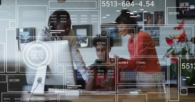 Oturmuş nişancı kamerayı kaydırıyor, meslektaşları öne eğiliyor, HUD medya düzenleme için etiketleme baskılarını örtüyor. Takım, işbirliği, stüdyo, tasarım, fotoğraf, kanıt, masa