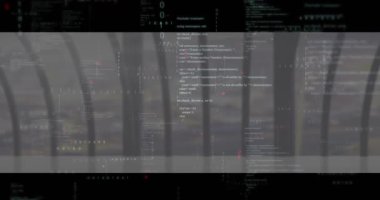 Etkinleştirme sırasında merkez ekran bandı kod sütunlarını kaydırır ve kırmızı noktalar yanıp söner, veriyi görselleştirir. Kaplama, arayüz, fütüristik, minimalist, karamsar, kentsel, cam