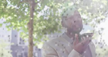 Plaza 'da telefona konuşan bir adam, teknoloji için kayıt yaparken ikili sistemde büyüyen, belirsiz bir görüntü. İş adamı, şehir, açık hava, akıllı telefon, kodlama, paraşüt, yapraklar