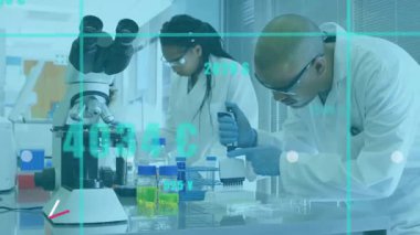 Kadın teknisyen şişeleri ayırırken erkek laboratuvar teknisyenleri çalışıyor, HUD de çizelgelerle izleme örneklerinde kayboluyor. Laboratuvar, araştırmacılar, mikroskop, pipet, reaktör, tüpler, banchtop.