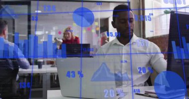 Erkek işçi akıllı telefona geçiyor ve analitiği vurgulayan animasyonlu mavi çizelgeleri ararken arıyor. Veri, grafikler, gösterge paneli, işbirliği, dizüstü bilgisayar, telefon, disk bölümü