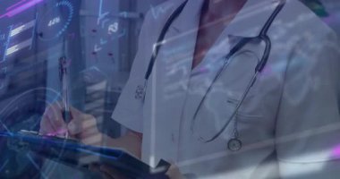 Kamera, kadın doktorun panoya not aldığını gösteriyor. HUD göstergeleri de hastanın hayati organlarını gösteriyor. Klinisyen, kadın, tıbbi, steteskop, klinik, hastane, veri