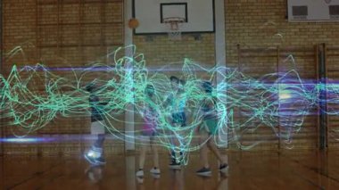 Beş oyuncu, turuncu topun yükselişini takip ederek okul çemberinin etrafında dönüyorlar. Basketbol, spor salonu, turkuaz, takım çalışması, sınıf arkadaşları, gençlik, enerji