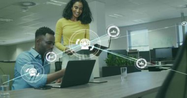 Yazarken doktorları inceleyin, iş verileri için laptop üzerinden ağ düğümleri oluşturun. Ofis, işbirliği, takım çalışması, açılış planı, modern, monitörler, masa başı