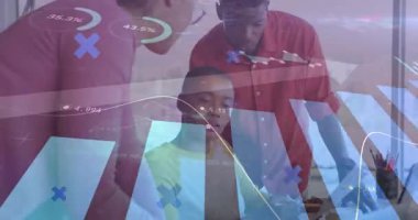 Masa başındaki ekip tablet operatörünü işaret ediyor. Düşüşü değerlendiren animasyon finans çizelgelerini inceliyor. İşbirliği, takım çalışması, ofis, analitik, veri, ön panel, grafikler