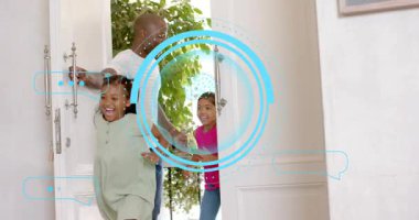 Çocuklar koşuşturuyor, kapı rehberi olan bir adam buluşması için telefonuyla ev bilgisayarı örtüyor. Eşik, giriş, hoş geldiniz, birlikte, samimi, modern, yeşil