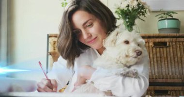 Ev çalışmasında kırmızı kalemle yazan bir kadın, işaret fişeği çizen bir bakış, sallanan bir köpek, rahatlatıcı bir hayvan. Yavru köpek, sarıl, konforlu, kuytu, güneşli, bitkiler, masa