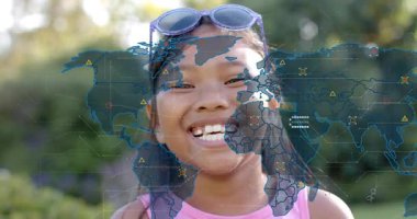Dünya haritası görünürken güneşli bahçede gülümseyen kız teknoloji için görsel verileri HUD ile örtüyor. Çocuk, açık hava, yeşil alan, bokeh, güneş ışığı, pembe, güneş gözlüğü