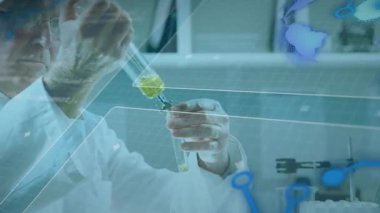 SR bilim adamı pipeti hizalıyor, sarı çözeltiyi laboratuvar QC 'si için klemplenmiş şişeye yerleştiriyor. Araştırmacı, laboratuvar, kehribar, cam, hassasiyet, steril, minimalist