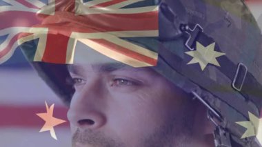 Asker geri çekiliyor, bayraklar dalgalanıyor, yıldızlar askeri tema için miğferin üzerinden geçiyor. Portre, vatansever, stüdyo, üst üste, kamuflaj, vesikalık, metanet.