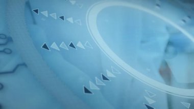 Aynaya doğru akıllı telefon kaldıran bir kadın güzellik için tımarlama, şeffaf halka grafikleri gösteren bir yüz. Siluet, yansıma, banyo, kibir, mavimsi, poz verme, minimal