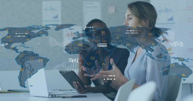 Üstü açık giyinen iki orta yaşlı kadını analiz etmek, tabletle toplantı masasında işbirliği yapmak, harita kaplaması. Veri, küresel, takım çalışması, sunum, grafikler, analizler, ofis