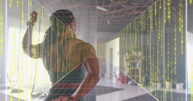 Hardallı bluz ve taytlı esnemiş kadın oturma odasında direnç bandı çekiyor, pembe şebeke. Fitness, ev, egzersiz, dijital, artırılmış, tünel, odaklanma