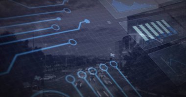 Devre çizgileri ve veri panelleri yüksek şehir yoluna yayılmış, arabaları, yaya geçitlerini gösteriyor. Gelecekçi, holografik, arayüz, görselleştirme, ızgara, düğümler, şematik