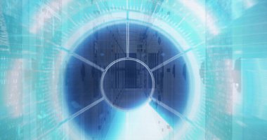 Parlak dairesel HUD portalı veri merkezi koridoruna hükmediyor, sunucu rafları ve dijital ızgaraları var. Fütürist, neon, yüzük, arayüz, holografik, siber punk, cyan