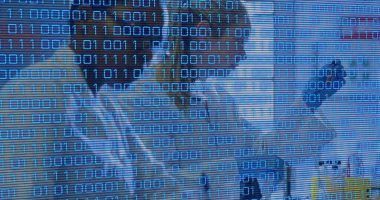 Elinde tablet, klinikte danışmanlık yapan iki kadın tıbbi personel, laboratuvar önlükleri, ikili kaplama. Sağlık, işbirliği, takım çalışması, ppe, maskeler, eldivenler, laboratuvar