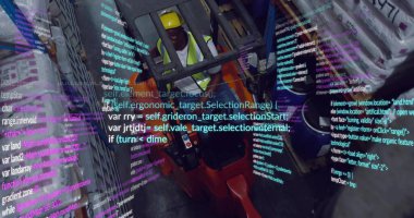 Palet krikosu, sarı kask takan sürücü, paletler arasında yüksek çözünürlüklü yelek, kod örtüsü. Depo, forklift, operatör, güvenlik teçhizatı, sanayi, koridor, aydınlatma