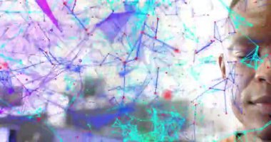 Ofis çalışanı, deniz mavisi ağı sürüklenirken sabit duruyor. Teknoloji tanıtımı için gülen yüz ortaya çıkıyor. Üst üste, grafikler, canlı, fütüristik, yakın çekim, işyeri, mutluluk