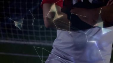 Kırmızı takımlı erkek atlet kale başında, kamera yükseliyor hologram küresi spor tanıtımını gösteriyor. Holografik, çokgen, dijital, geleceksel, dinamik, stüdyo, stadyum