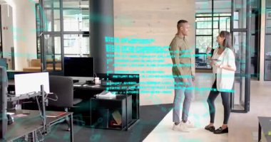 Tablette el kol hareketi yapan kadın, konuşma, AR 'ın teknik incelemede not dizaynı olarak beşlik çakması. Ofis, işbirliği, meslektaşlar, koridor, holografik, veri, görselleştirme