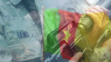 Kamera çalışıyor, asker ayakta duruyor, askerler tüfeğini kaldırıyor ve askeri bayrak için selam veriyor. Pankart, tören, düzen, açık hava, gün ışığı, kamuflaj, şapka