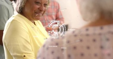 Polka noktalı bluz giyen kadın sohbete başlıyor, son sınıf kadını gülüyor ve teknik ekip yüzleri tarıyor. Yaşlılar, toplanma, dinlenme, güneş ışığı, kahkahalar, daireler, örtüler