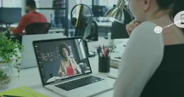 Dizüstü bilgisayar seyreden, uzaktan kumandalı tablet tutan sohbet eden, teknoloji ağı oluşturan telefon ikonları. Ofis, işbirliği, ağ, üretkenlik, takım çalışması, çalışma istasyonu, asgari