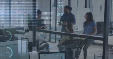 Sunucu cam odada tableti tıkırdatıyor, çizelgeleri canlandırıyor, durum güncellemesi sırasında takım alkışlıyor. Toplantı, işbirliği, ofis, modern, veri, analitik, ön panel