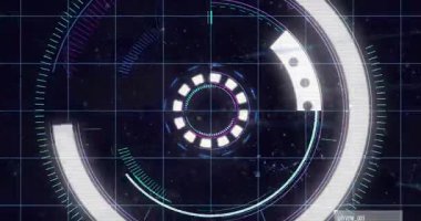 Başlangıçta merkezi H.U.D. gelişiyor, halkalar parlıyor, kavisler dönüyor, bant tarama verileri için doluyor. Arayüz, boşluk, fütürist, ızgara, holografik, kokpit, dijital