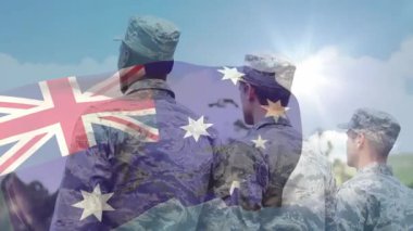 Askeri trio sahası, AU bayrağı dalgalanan dalgalar, parlayan güneş merkezi polisi doğrultuyor. Askerler, kamuflaj, Avustralyalı, bayrak, şeffaf, ufuk, manzara