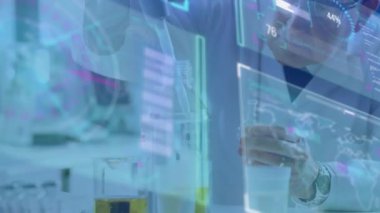 Erkek araştırmacı, mikro pipeti laboratuvar için canlı UI güncellemesi olarak kullanıyor. Holografik, dijital, kesinlik, ölçüm, pipetleme, tüp, örnek