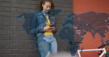 Tuğla duvar ve bisikletle akıllı telefonu dinleyen kadın düğümleri gösteren teknoloji haritasını başlatıyor. Kentsel, dijital, bağlantı, altıgen, dünya, kot, ceket