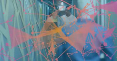 Mavi ceketin bulanıklaşması, iş takımının pembe turuncu kaplama tablet kullanarak yürüme salonu. İşbirliği, tartışma, ofis, koridor, cihaz, profesyonel, kurumsal