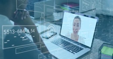 Masaya yaslanan adam, dizüstü bilgisayar araması dizüstü bilgisayarı gizlemesine ve iş için arka planı bulanıklaştırmasına neden oluyor. Uzak, işbirliği, ön panel, üst üste, veri, çalışma alanı, dijital