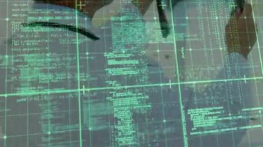 Steteskoplu bir erkek doktor camın üzerine eğiliyor, HUD kodu gibi yazıyor, gülümsüyor. Tıbbi, doktor, klinik, teknoloji, arayüz, holografik, ekran