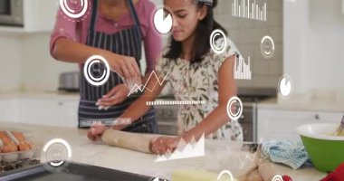 Anne çocuğa rehberlik ediyor, un tozu alıyor ve statik HUD grafikleri yaparken hamur yoğurmayı öğretiyor. Mutfak, pişirme, öğrenme, aile, sıcaklık, etkileşim, yumurta