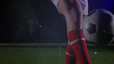 Kamera geri çekiliyor, oyuncu göğüs topuyla tek tek hokkabazlık yapıyor, sporda işaret fişeği kullanma becerisi gösteriyor. Futbol, küre, gece, çim, stadyum, parlama, üst üste