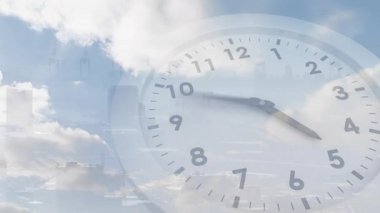 Güneş ışığı kayıyor, yarı saydam saat dönüyor, eller bulutlu gökyüzünü ufuk çizgisiyle süpürüyor, zamanı gösteriyor. Zaman dilimi, üstüste, şeffaf, bulutlar, gün ışığı, kentsel, ufuk