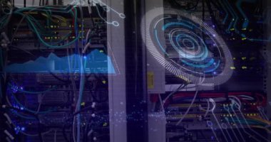 Holografik HUD sunucu rafı üzerinde görünür ve döner, ağ izleme akışlarını görselleştirir. Veri tabanı, görselleştirme, devre, kablolama, zamanlayıcı, eşleştirme, dalga biçimi