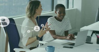 Sol kadın konuşuyor, sağ kadın daktilo yazıyor, ağ grafiği büyüyor, iş dünyası çalışmalarını gösteriyor. İşbirliği, ofis, laptop, pencere, modern, iletişim, üretkenlik