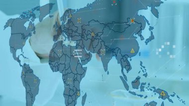 Üst düzey bilim adamları pipet kullanıyor, damla dağıtıyor ve sağlık için dünya verilerini üst üste koyuyor. Harita, veri, bilgi, laboratuvar, araştırmacı, cam eşyalar, küresel