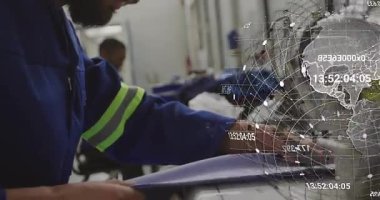 Kumaşı düzleştiren ve besleyen giysi işçisi dikiş makinası, dikişleri güvence altına alan hareketli küre. Fabrika, tekstil, üretim, işbirliği, takım çalışması, üniforma, mavi