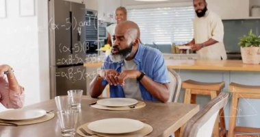 Sunbae tabakları getiriyor, aile yemek masası, aile için eğitim matematik katmanı. Çoklu nesil, yemek, mutfak, ev, samimi, neşeli, birliktelik.