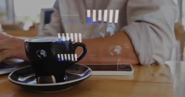 Adam ellerini çerçeveye sokuyor, kafede dizüstü bilgisayarda yazıyor, bardakta HUD çizgileri çiziyor, işi görselleştiriyor. Kupa, kahve, klavye, masa, pencere, güneş ışığı, dünya