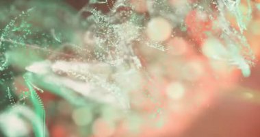 Doğrusal işaret fişeği soldan giriyor, beyaz sisi geçiyor ve yeşil kurdeleyi aydınlatarak sıcak bokeh 'i ortaya çıkarıyor. Parçacıklar, soyut, daireler, hareket, parıltı, dijital, yumuşak odak