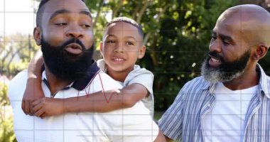 Babam çocuk taşıyor, dedem omuzlarına dokunuyor, babam bağ kuruyor, sağlık grafikleri örtüyor. Baba, büyükbaba, çocuk, sırtıma, üçlü, açık hava, arka bahçe