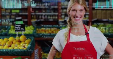 Prodüksiyon memurunun kamera ve finans tablolarına tepki göstermesi, iyi bir jest oluşturması ve yüzdeleri göstermesi. Bakkal, perakende, samimiyet, mikrofon, çalışan, bilgi grafikleri, kaplamalar