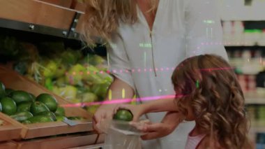 Anne çocuğun avokadoya uzanmasına yardım ediyor, temiz torbaya koyuyor, market alışverişini gösteren sayısal işaretler koyuyor. Aile, anne, kız, üretim, süpermarket, alışveriş, etkileşim