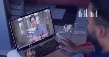 Dizüstü bilgisayarda hareket çizelgeleri sunan sunucu, iş incelemesi için piste dokunan izleyici. Uzaktan kontrol panelleri, analitik, görselleştirme, işbirliği, profesyonel, dünya haritası